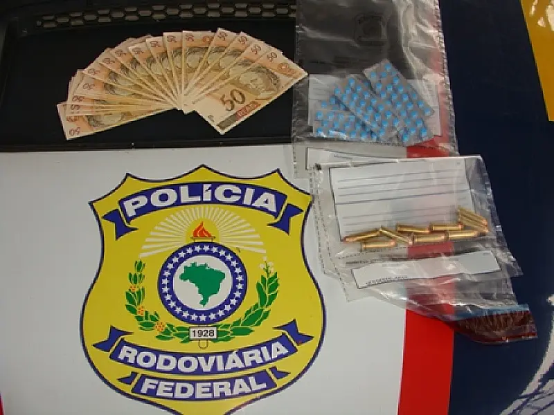 Homem é preso com remédios, revólveres e notas falsas
