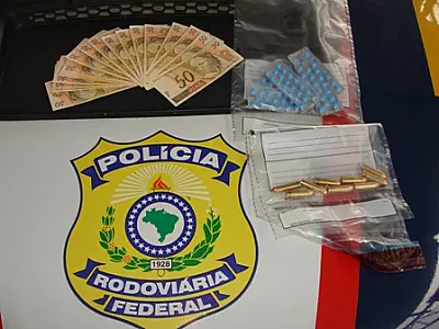 Homem é preso com remédios, revólveres e notas falsas