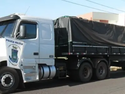 PM apreende 800 pacotes de cigarro em carreta