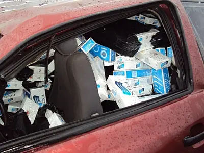 Veículo com 770 pacotes de cigarros é encontrado capotado