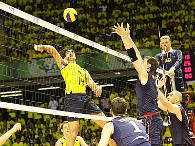 Brasil sofre, mas vence EUA na Liga Mundial de vôlei