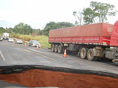 Trecho da BR-163 fica com apenas meia pista para obras