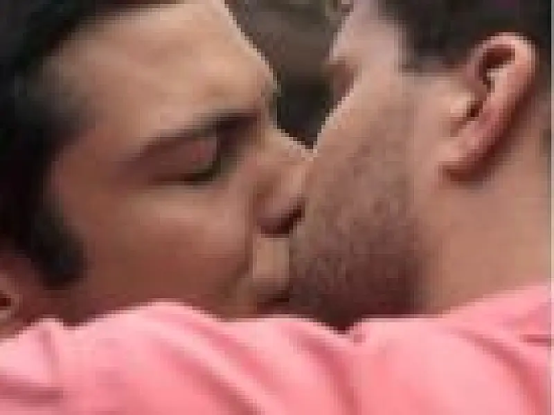 Internautas acreditam que homofobia diminuirá após beijo gay em novela