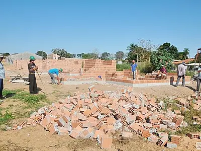 Vândalos destroem casas populares e causam prejuízo em Coxim