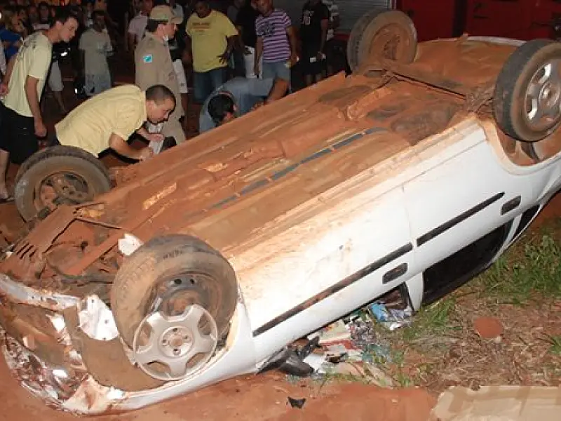 Veículo em alta velocidade capota em avenida em Ivinhema