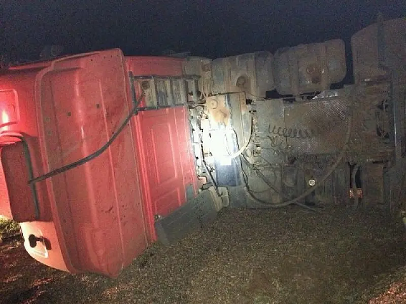 Motorista embriagado tomba carreta na BR-163