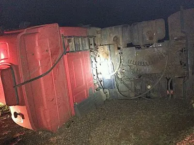 Motorista embriagado tomba carreta na BR-163