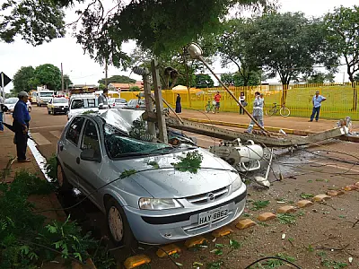 Guincho joga poste em carro; motorista escapa da morte em Dourados