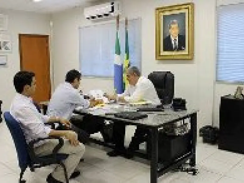 Secretário da Juventude solicita casas populares para jovens casais da Capital