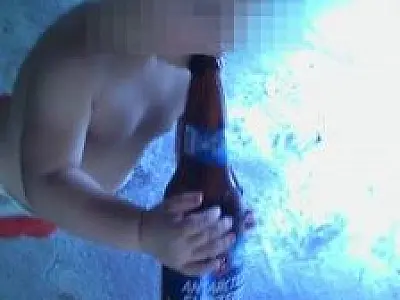 Delegada investiga foto de criança com garrafa de cerveja na boca