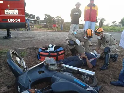 Condutor e garupa ficam feridos em queda de moto em Vicentina