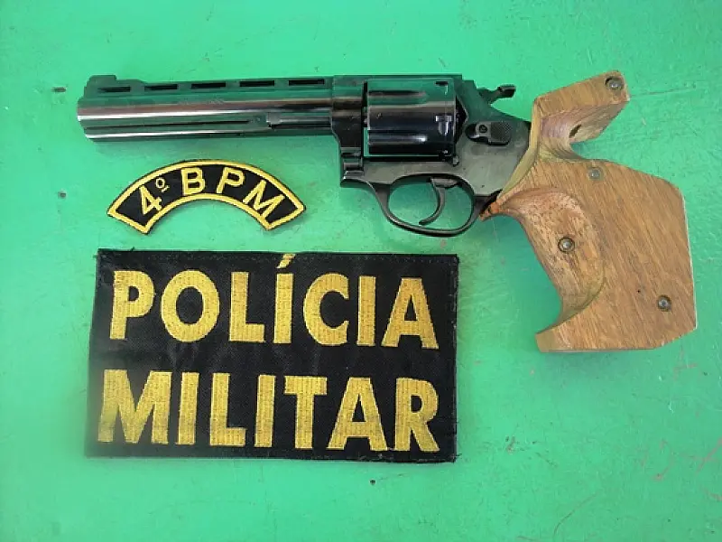 Adolescente é apreendido com arma de fogo dentro da escola