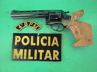 Adolescente é apreendido com arma de fogo dentro da escola