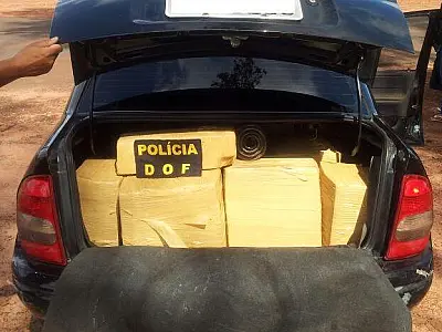 Policiais encontram oito fardos de maconha em veículo