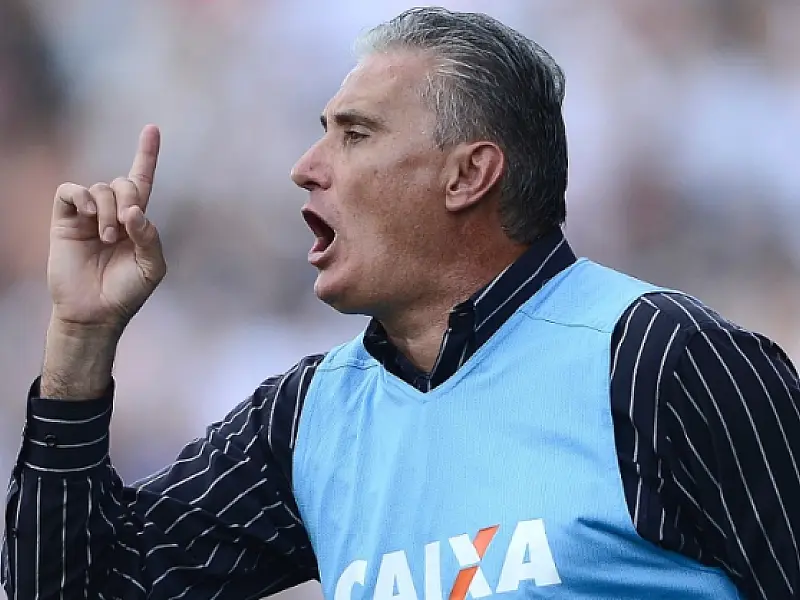 Após receber cusparada de torcedor do Bragantino, Tite reage e o chama de vagabundo