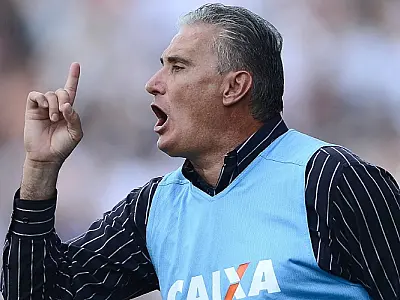 Após receber cusparada de torcedor do Bragantino, Tite reage e o chama de vagabundo