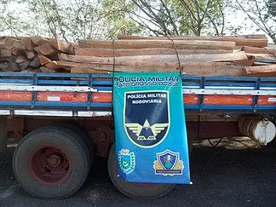 Polícia Militar Rodoviária apreende carga ilegal de madeira