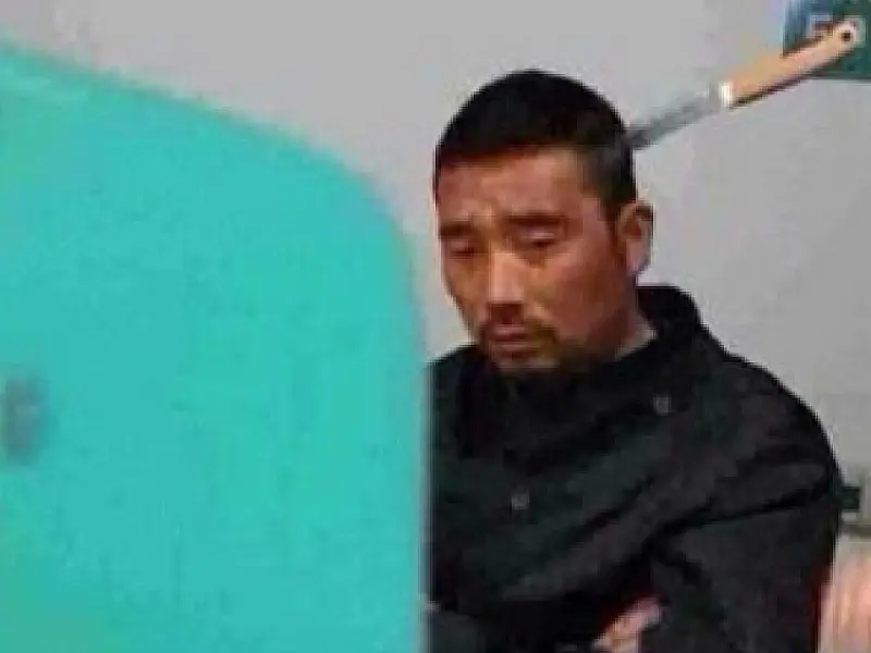 Chinês espera por vaga em hospital com faca cravada na cabeça