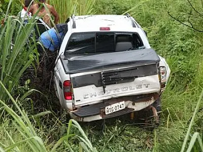 Buraco na BR-163 causa acidente com três veículos e um caminhão