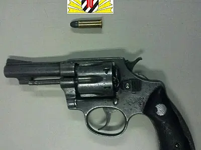 PM prende jovem com arma de fogo em bairro da Capital