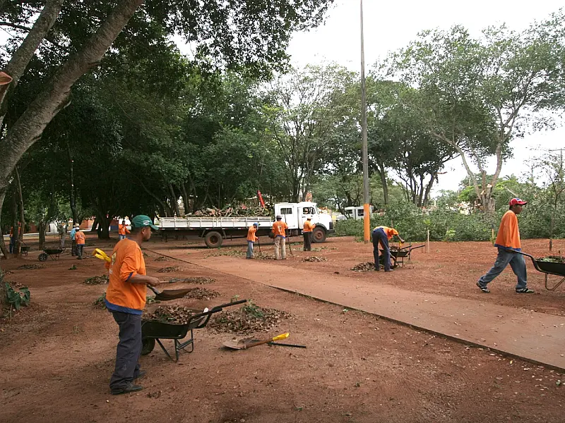 Praças do Arnaldo E. Figueiredo e Cidade Jardim recebem manutenção