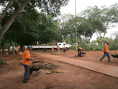 Praças do Arnaldo E. Figueiredo e Cidade Jardim recebem manutenção