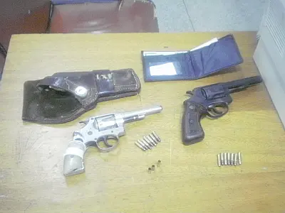 PM prende acusados de homicídio e apreende arma de fogo