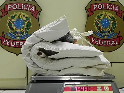 PF prende mulheres com quase 8 quilos de cocaína fixadas ao corpo