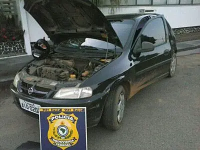 PRF recupera veículo roubado e aprende três com drogas em Coxim