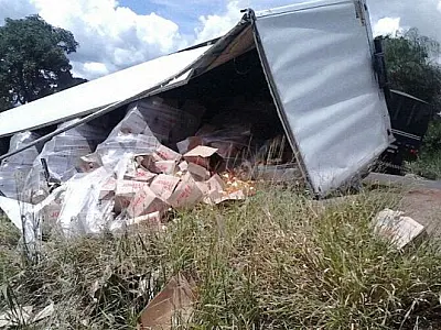 Carreta carregada com óleo de soja tomba em Coxim
