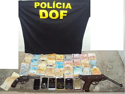 Dois assaltantes armados são presos; objetos roubados são recuperados