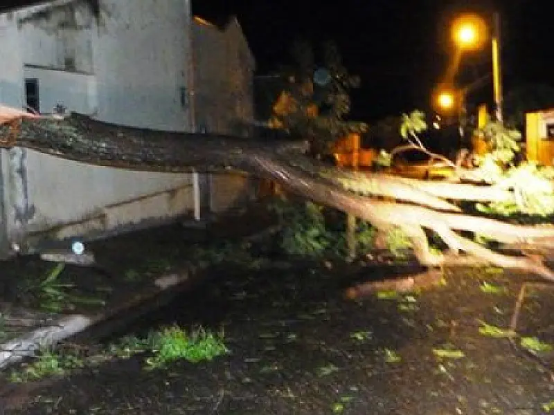 Chuva e vento forte causam estragos em Ivinhema