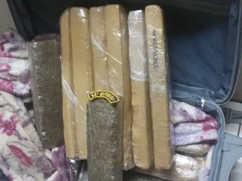 PMR apreende adolescente com maconha em ônibus