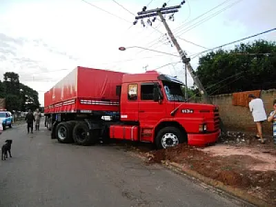 Motorista bêbado é preso após colidir em poste de Mundo Novo