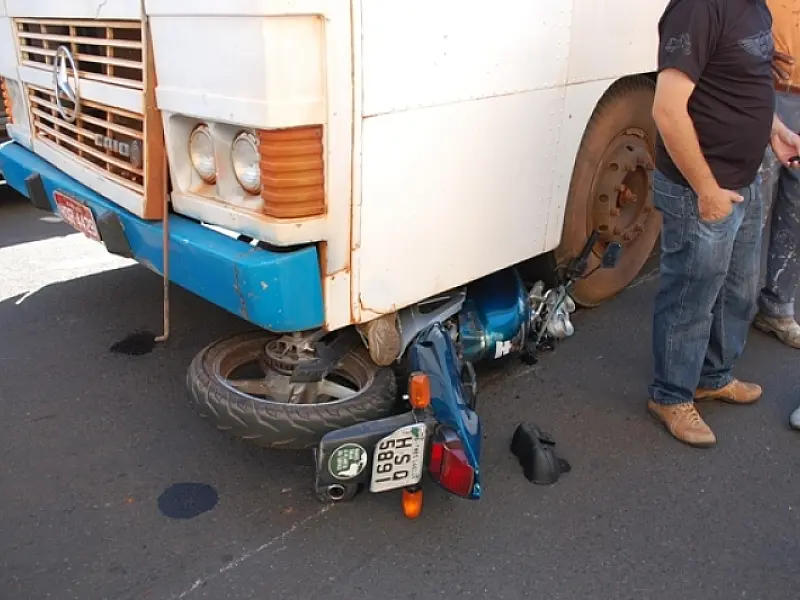 Motociclista não respeita preferencial e fica embaixo de ônibus