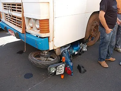 Motociclista não respeita preferencial e fica embaixo de ônibus