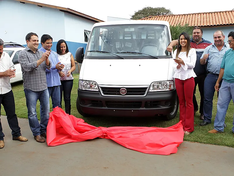 Marcio Fernandes entrega van 0km e garante conforto e segurança aos pacientes de Jaraguari