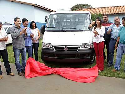 Marcio Fernandes entrega van 0km e garante conforto e segurança aos pacientes de Jaraguari