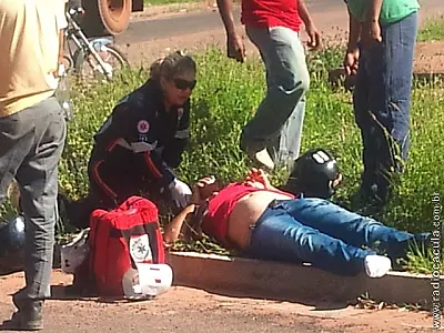 Moto taxista é atropelada; condutor foge sem prestar socorro
