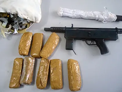 Mulher é presa com submetralhadora 9 milímetros