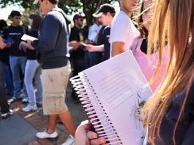 Escolas não podem cobrar taxa de matrículas, alerta Procon