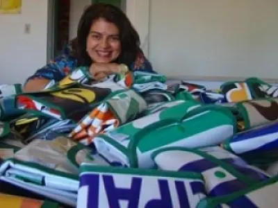 Empresa fabrica mil sacolas com material reciclável na Capital