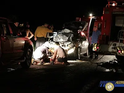 Três pessoas ficam feridas em colisão entre carro e caminhão na MS-276