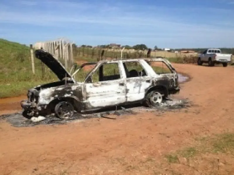 Carro é encontrado carbonizado em Ponta Porã