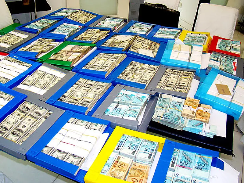 Operação da PF apreende R$ 12 mi com servidores da Receita presos