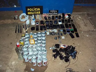 PM apreende drogas, bebidas e 34 celulares em presídio