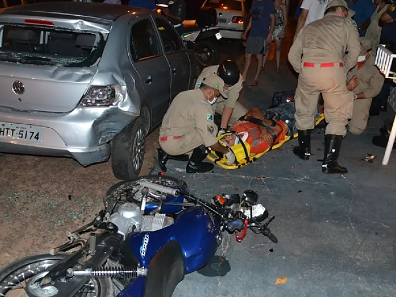 Jovem fica ferido ao colidir moto em carro estacionado