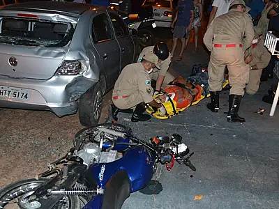 Jovem fica ferido ao colidir moto em carro estacionado