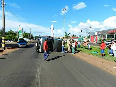 Veículo tomba e se arrasta por 20 metros em Três Lagoas
