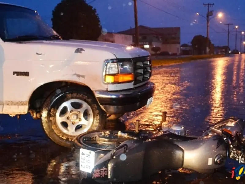 Colisão entre caminhonete e motocicleta deixa um ferido em Sonora
